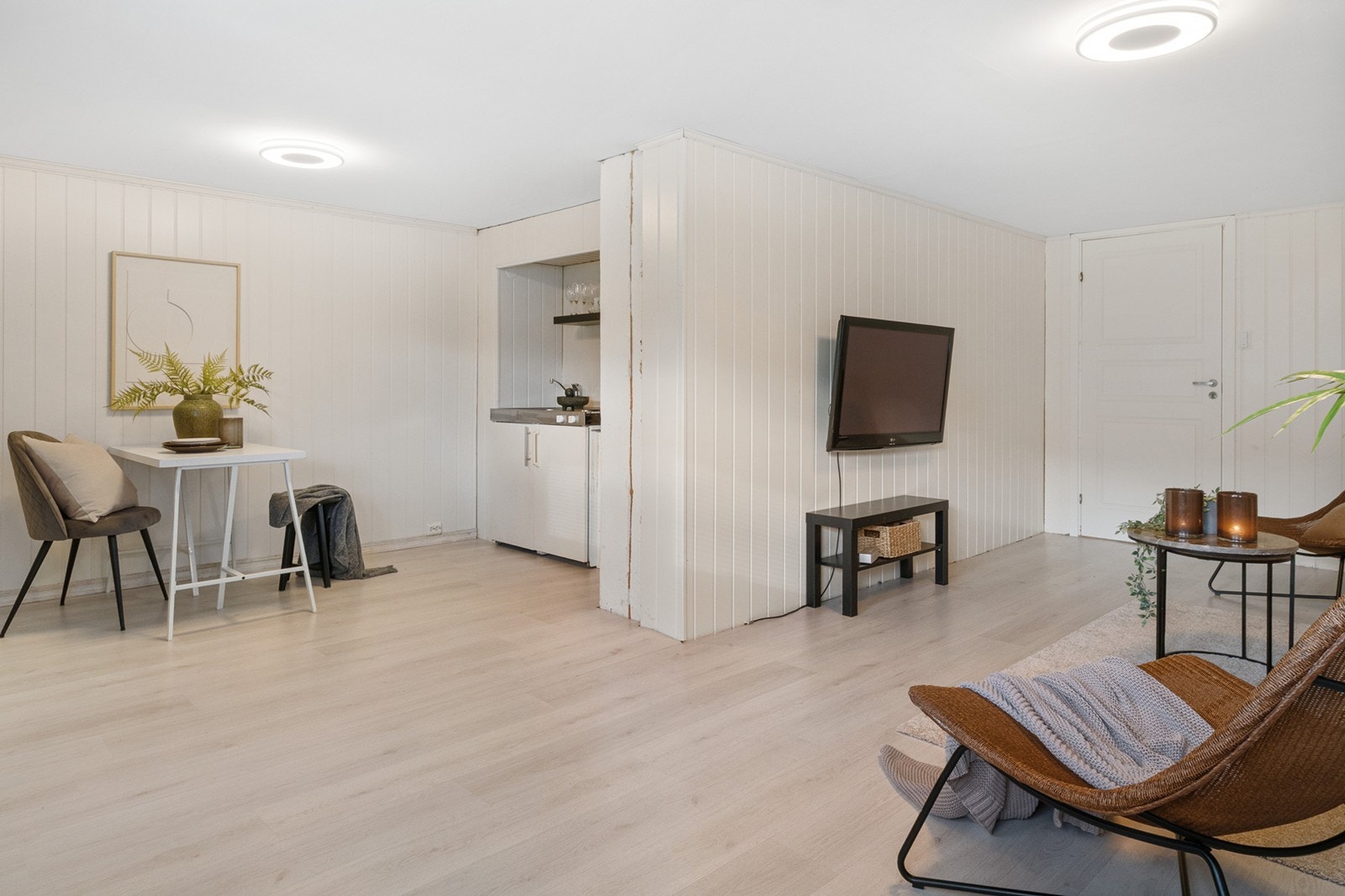 Modernisert kjellerstue med egen inngang fra hagen via kjellertrapp Galleribilde