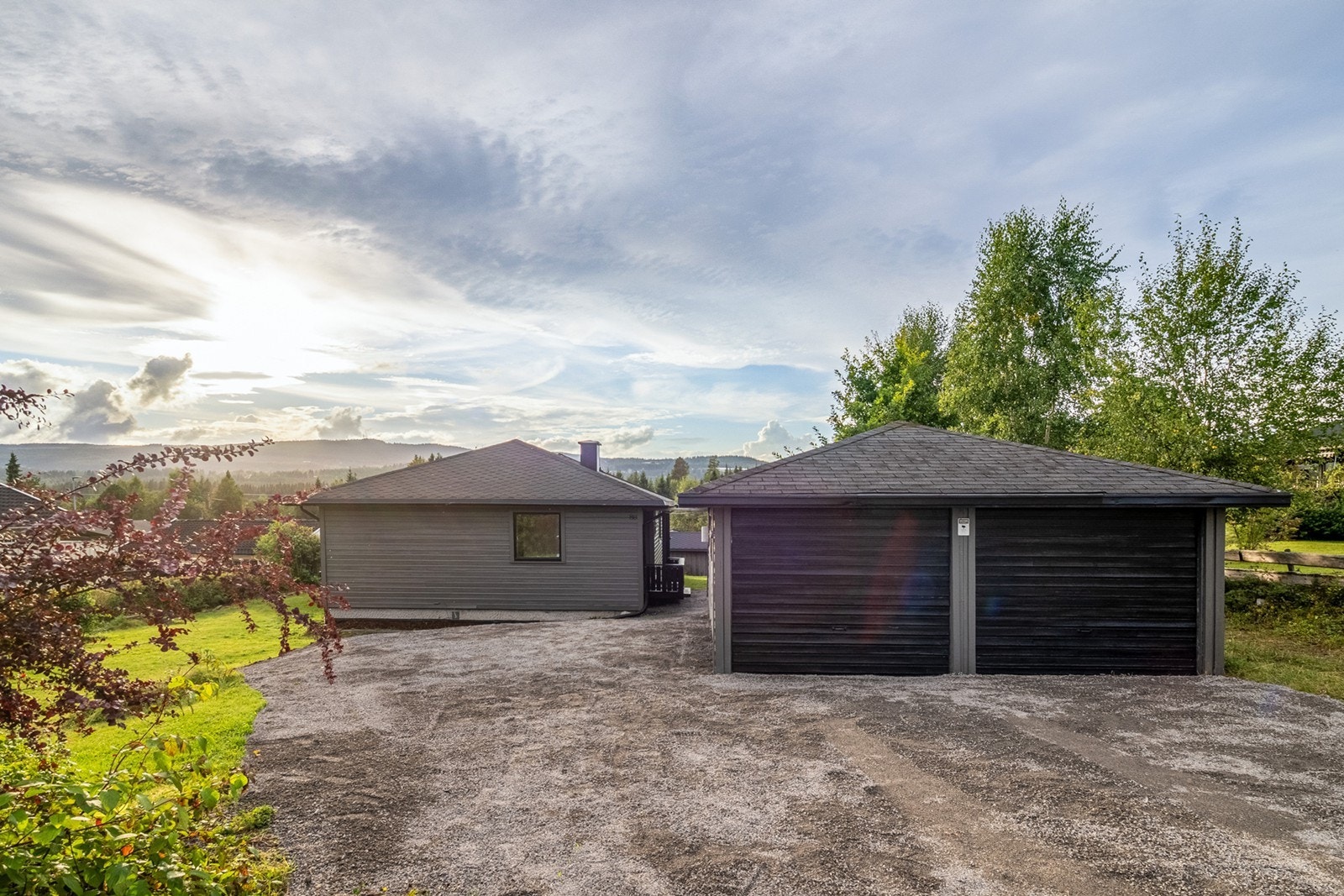 Frittstående dobbel-garasje og rikelig med parkeringsmuligheter på gårdsplassen Galleribilde