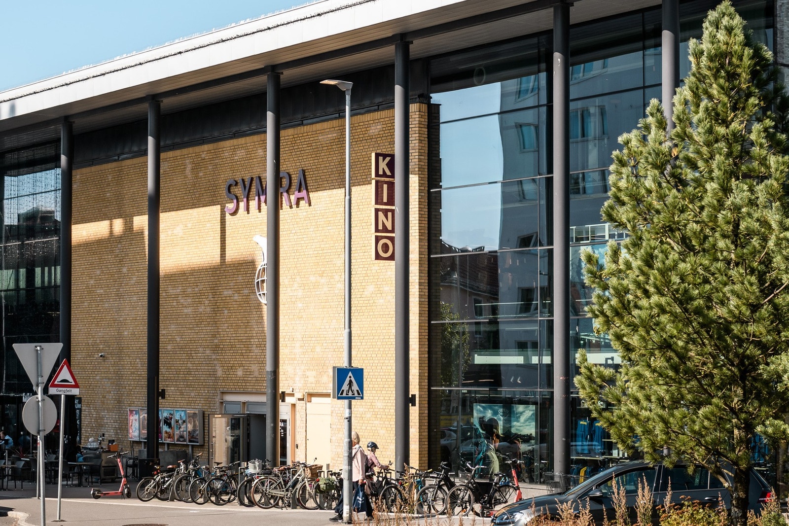 Både Symra kino og Deichman bibliotek ved Lambertseter senter. Galleribilde