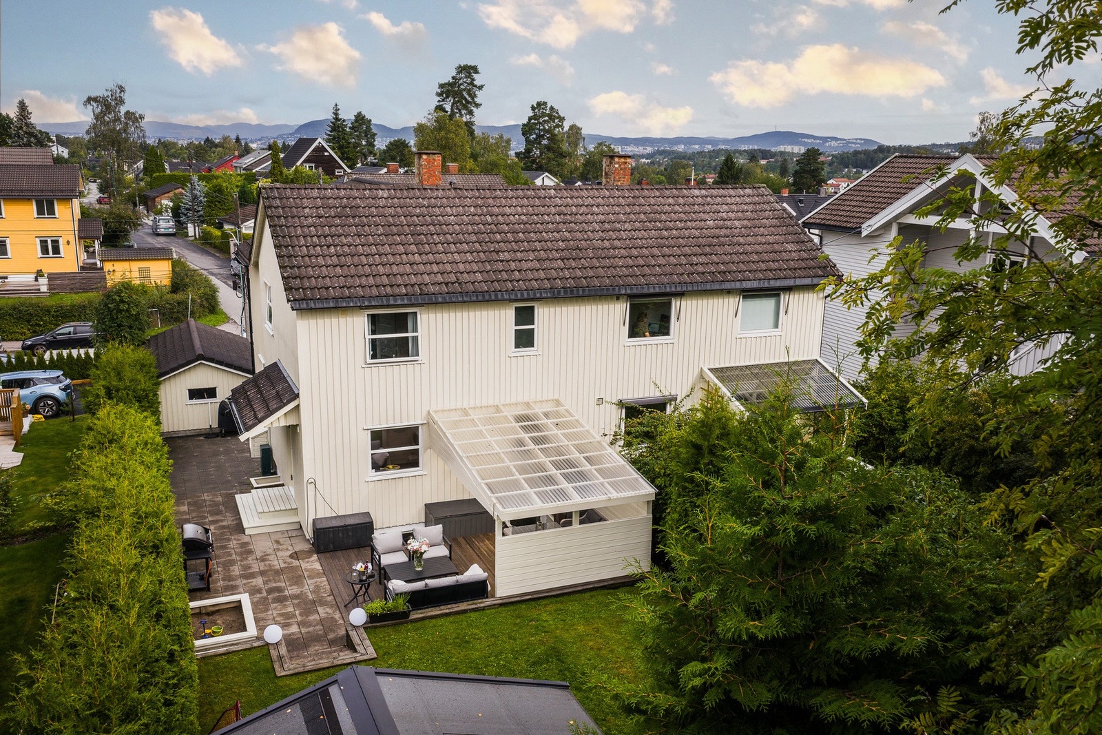 Fin fasade på hjemmet og et ryddig og fint preg på eiendommen. Galleribilde