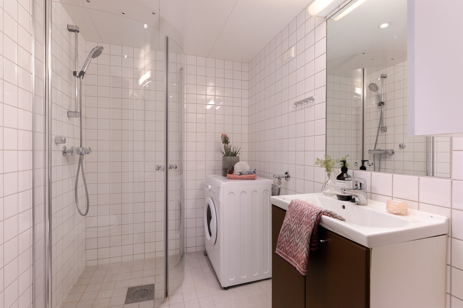 Pent bad fra byggeår, med smakfulle flisvalg og moderne innredning som gir et harmonisk og helheltlig inntrykk. Galleribilde