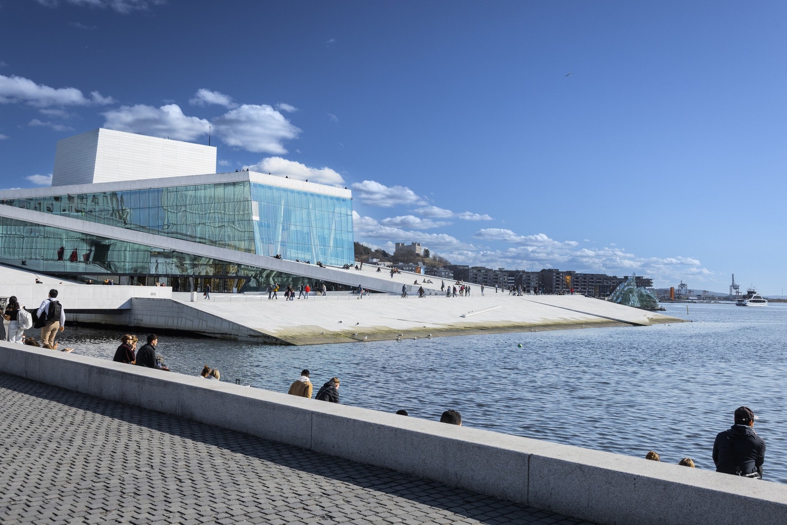 En spasertur over Akrobaten bro tar deg til Oslobukta med Operahuset, Munchmuseet, Deichman hovedbibliotek og Sørenga. Galleribilde