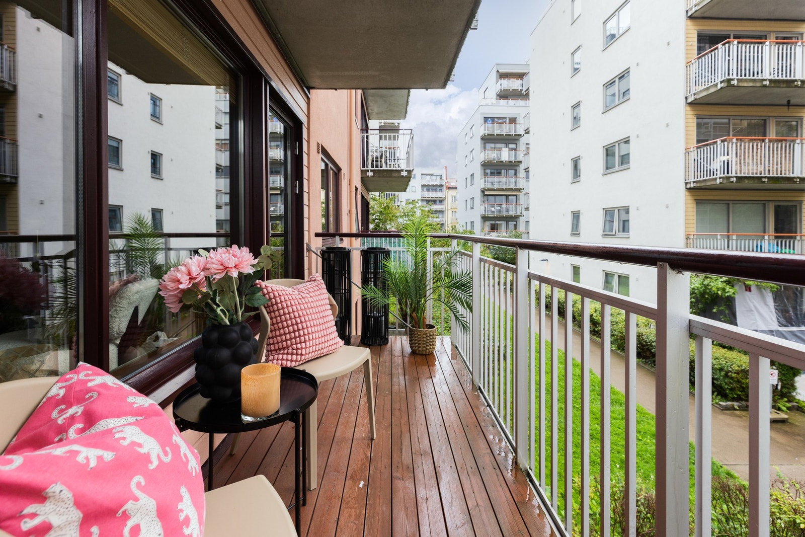 Dette er en innbydende 2-roms leilighet i bygg fra 2006 med heisadkomst og solrik, sydvendt balkong på 5,8 m². Galleribilde