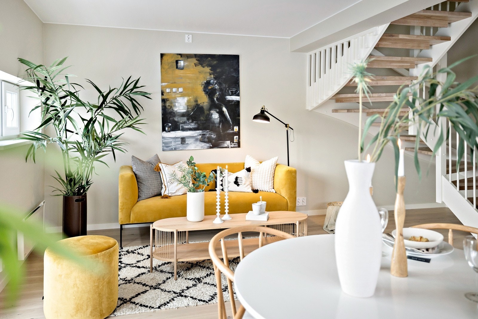 En sofagruppe, lenestoler og spisebord gjør seg godt til her! Galleribilde