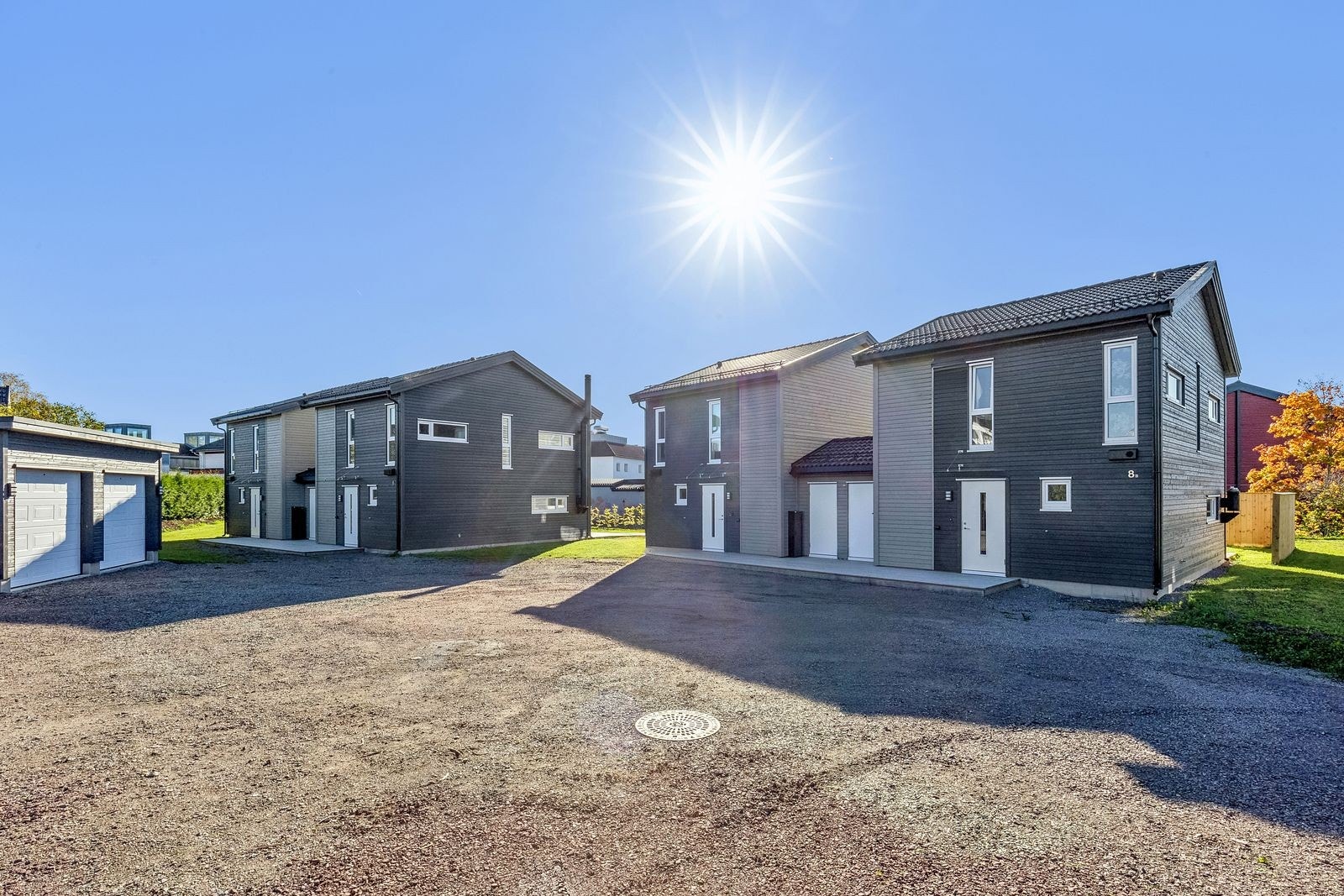 Her på Temsengen har du en sentral beliggenhet - gruslagt gårdsplass - garasje med mulighet for el-bil lader Galleribilde