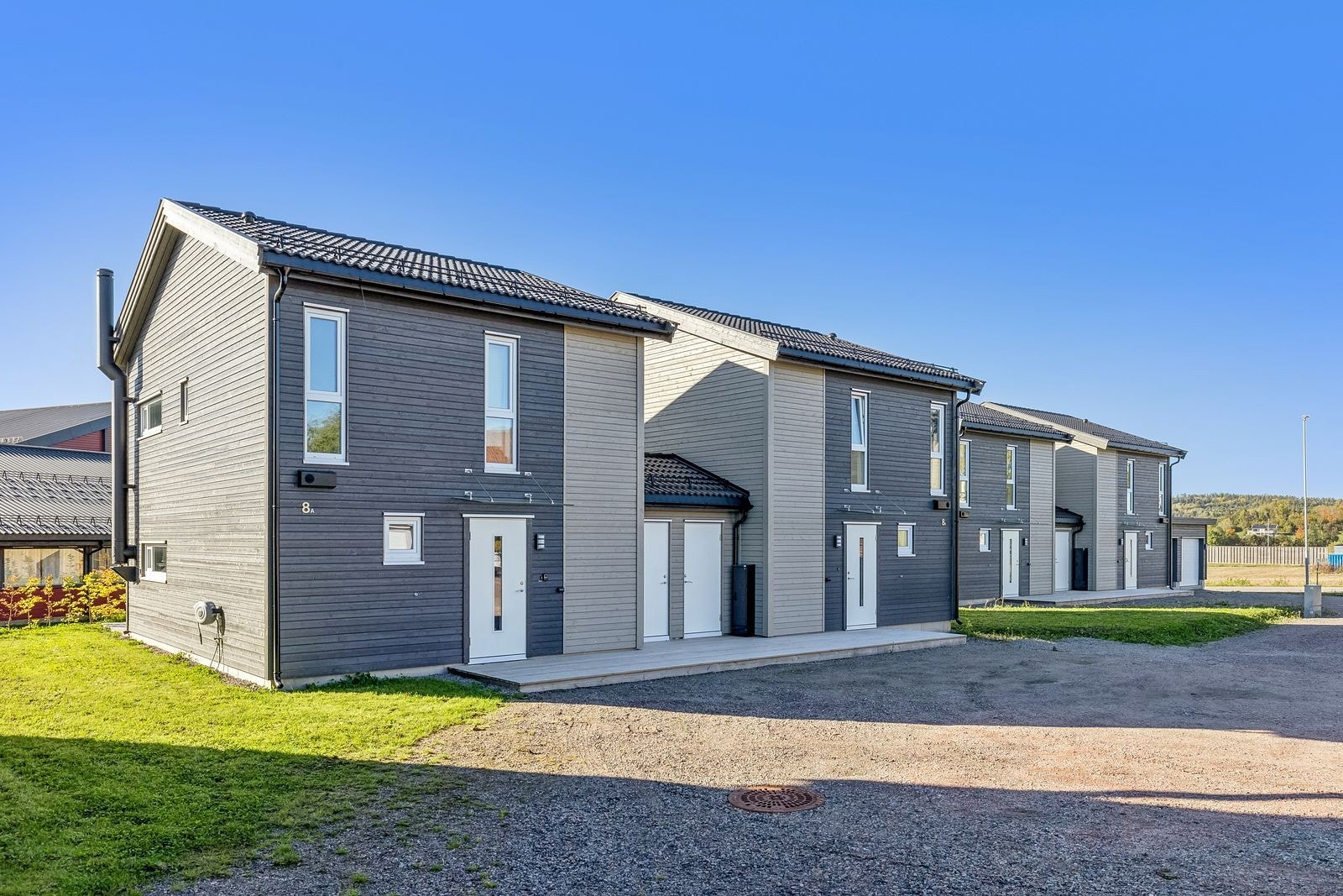 DNB Eiendom ønsker hjertelig velkommen til Temsenten 8A - en moderne og innflytningsklar enebolig i rekke - nyoppført 2023 - garasje! Galleribilde