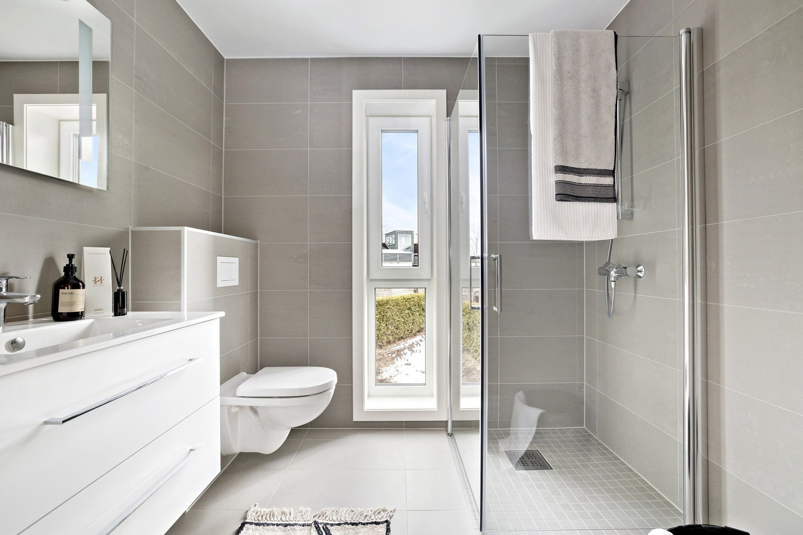 Romslig og pent bad med et tidløst og klassisk designe - varmekabler Galleribilde