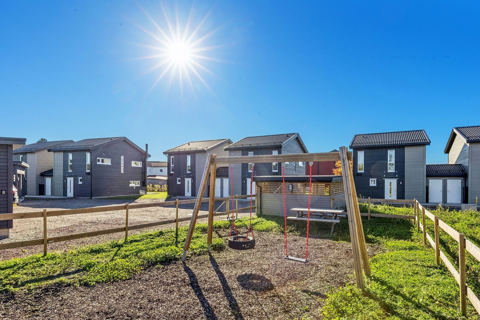Hyggelig lekeplass inne på tunet - perfekt for småbarn! Galleribilde