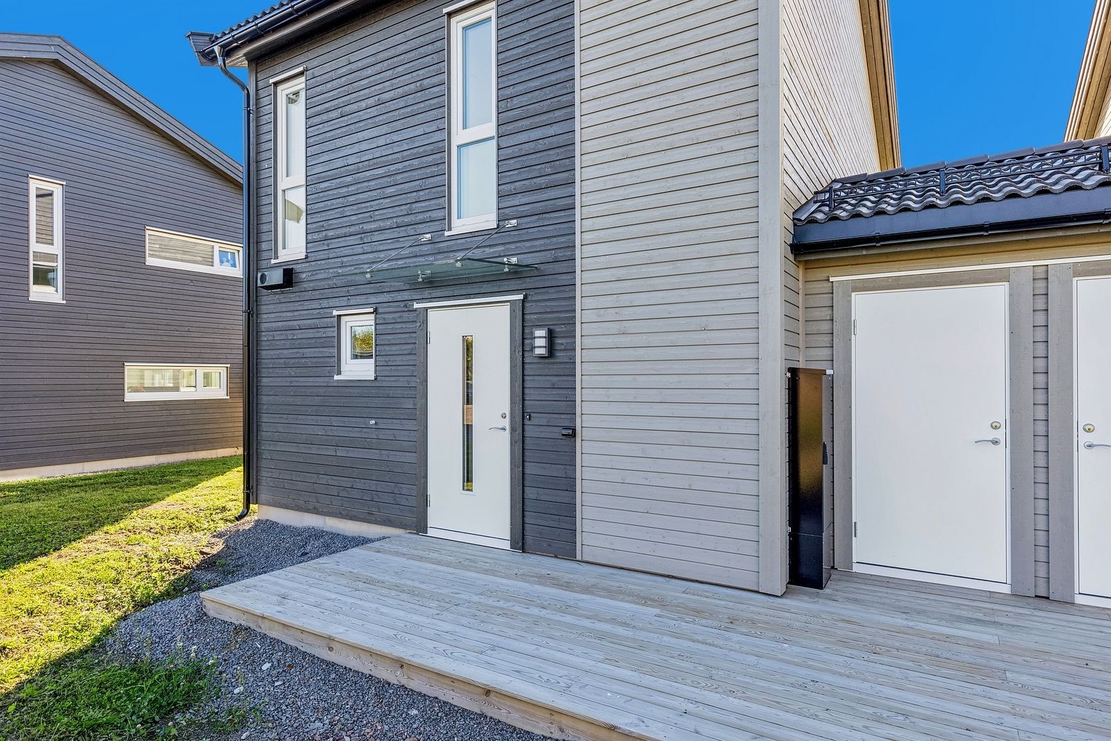 Velkommen hjem! Det medfølger en utvendig bod med god oppbevaringsplass. Galleribilde