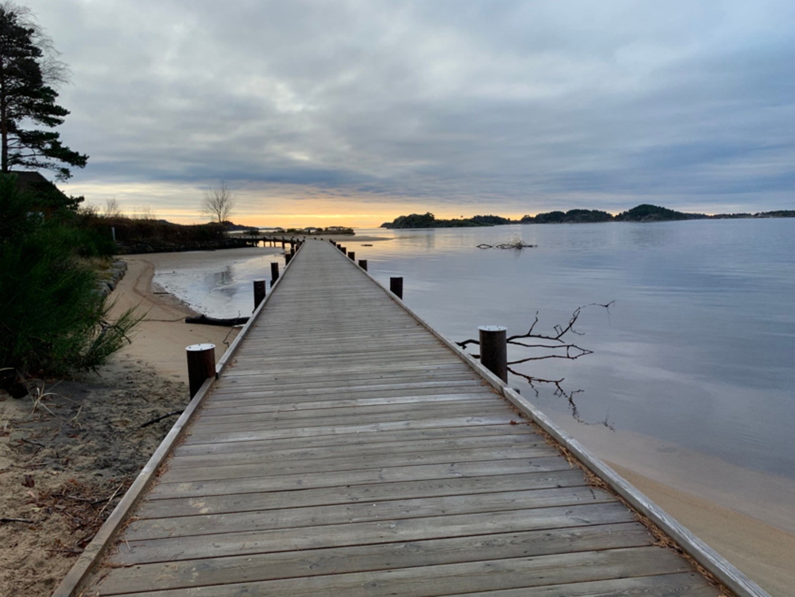 Åros Strandsti like over veien Galleribilde