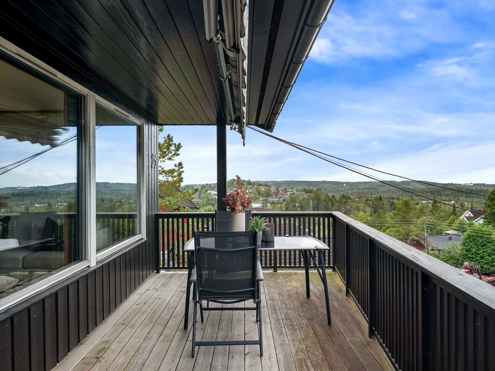 Sørvestvendt balkong med flott utsikt. Galleribilde