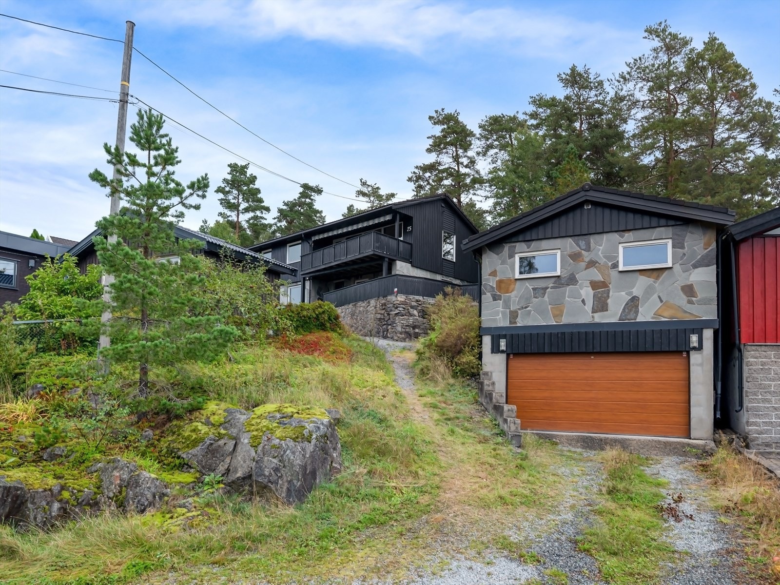 Garasje med elektrisk port. Galleribilde