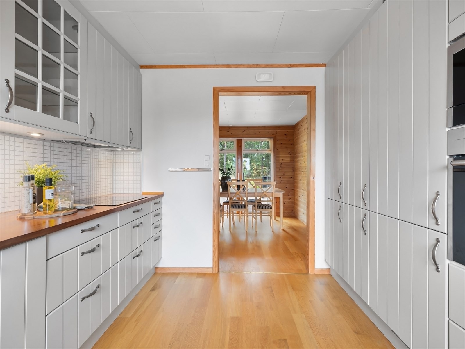 Kjøkken med godt med skap -og benkeplass. Galleribilde