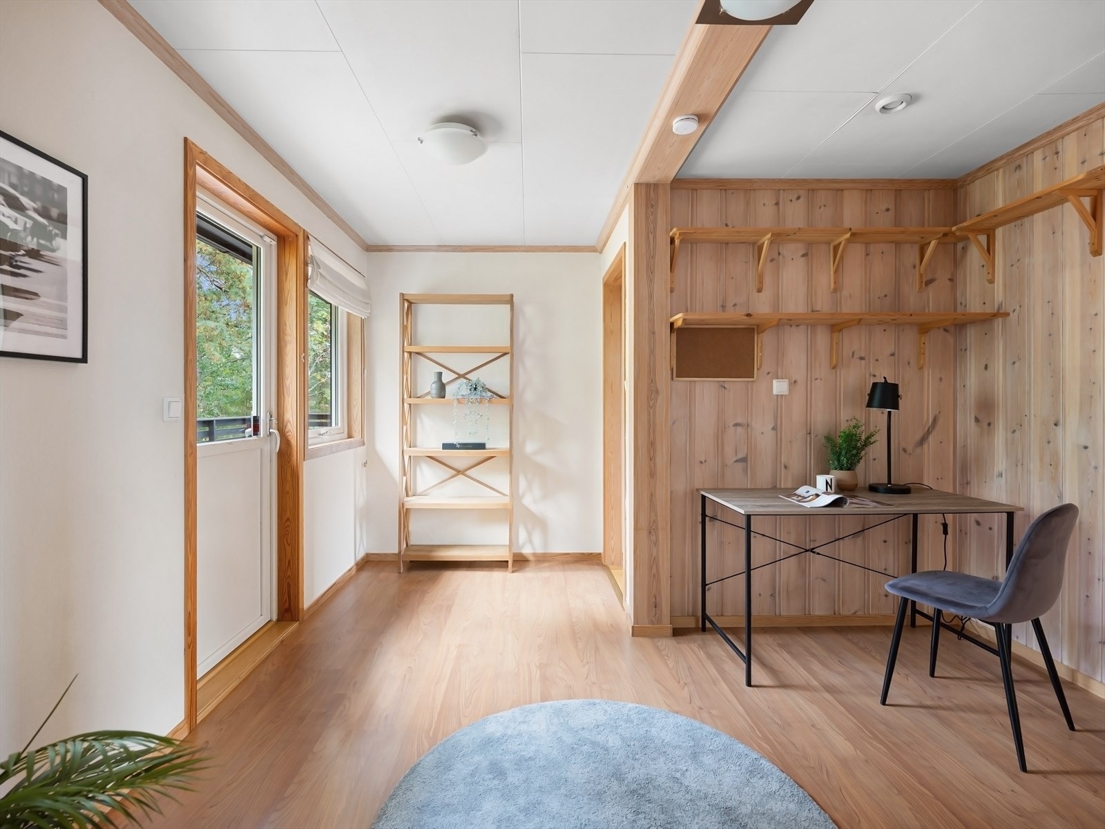 Kontor og utgang til terrasse mot skogen. Galleribilde