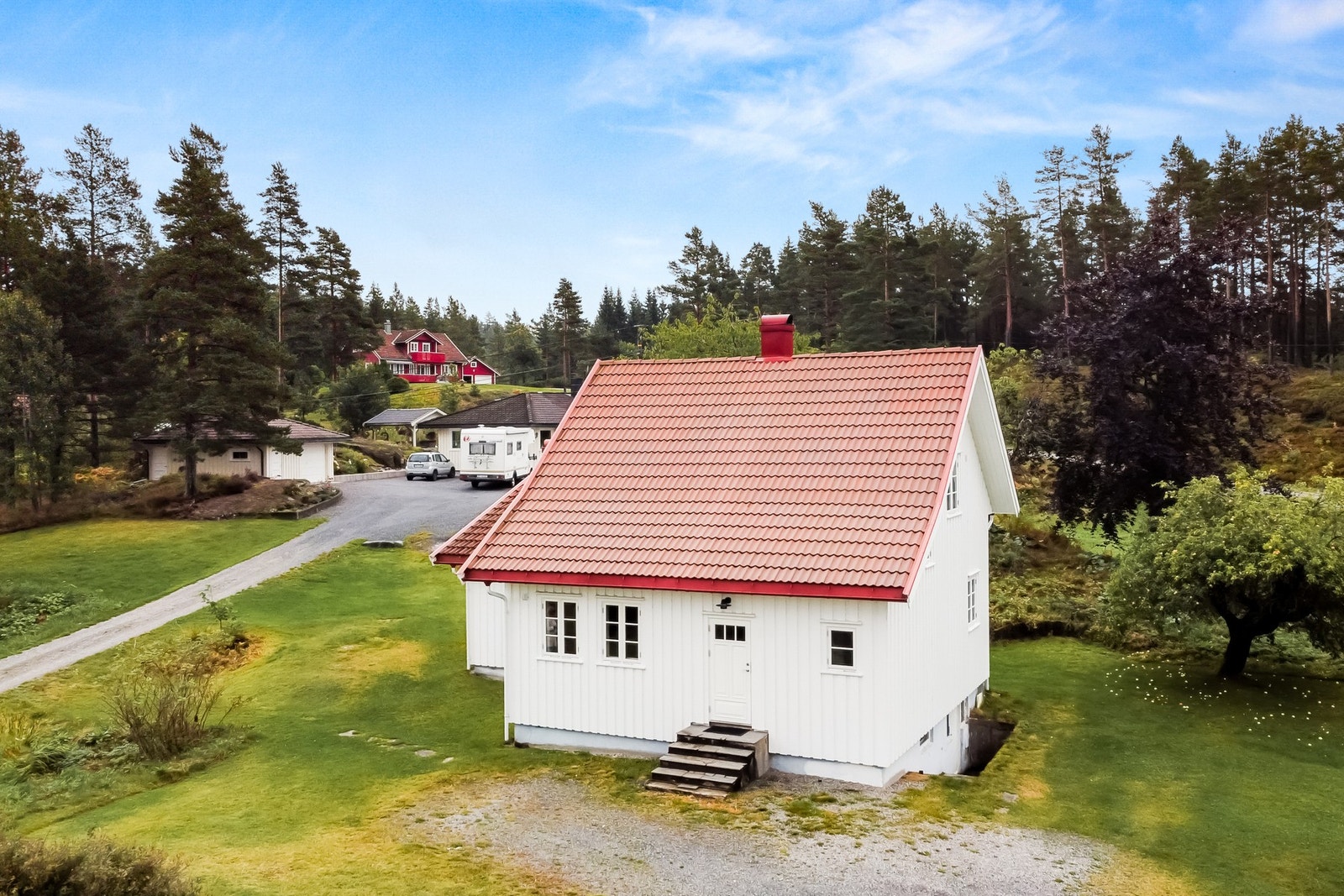 Biloppstillingsplass fremfor boligen Galleribilde