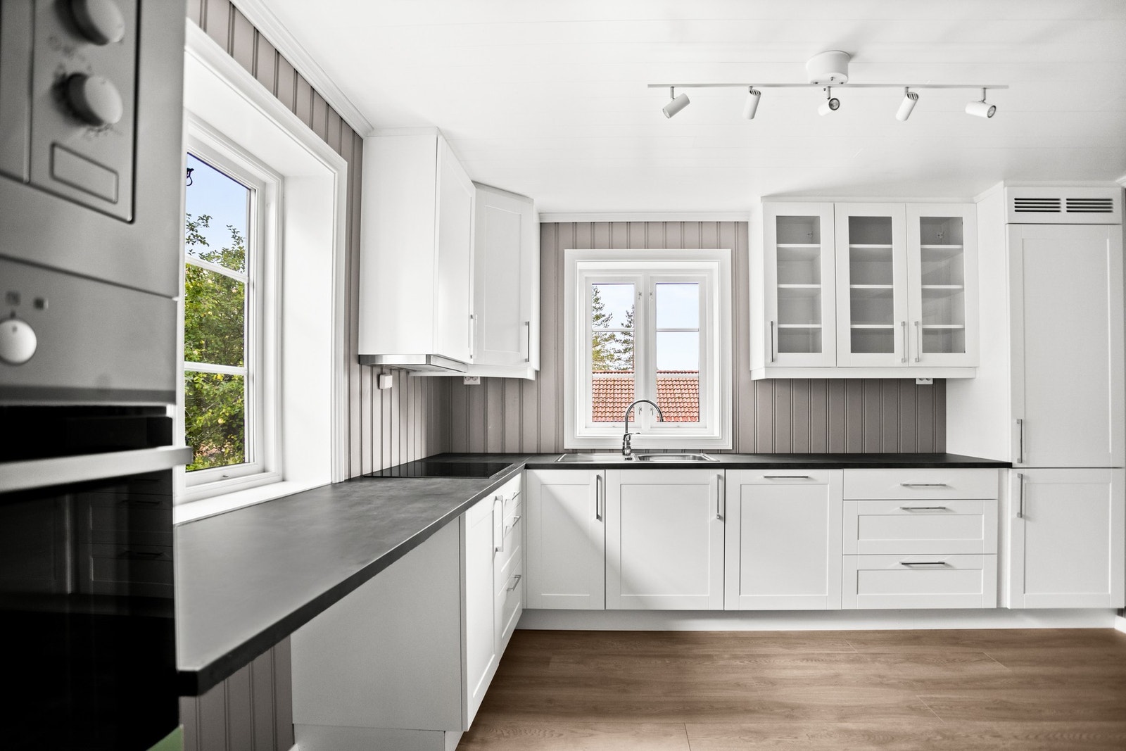 Romslig kjøkken med stor benkplate. Galleribilde