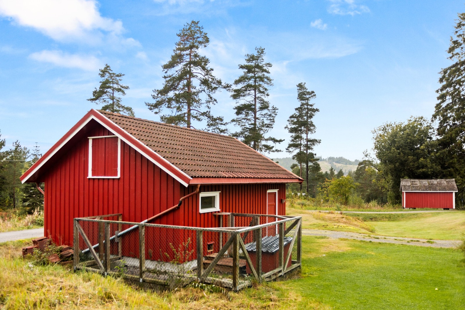 Det er opparbeidet luftegård ved siden av garasjen. Galleribilde