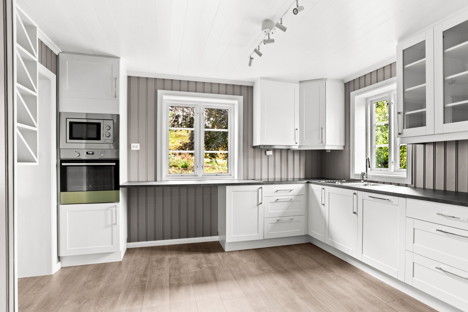 Kjøkkenet har integrerte hvitevarer. Galleribilde