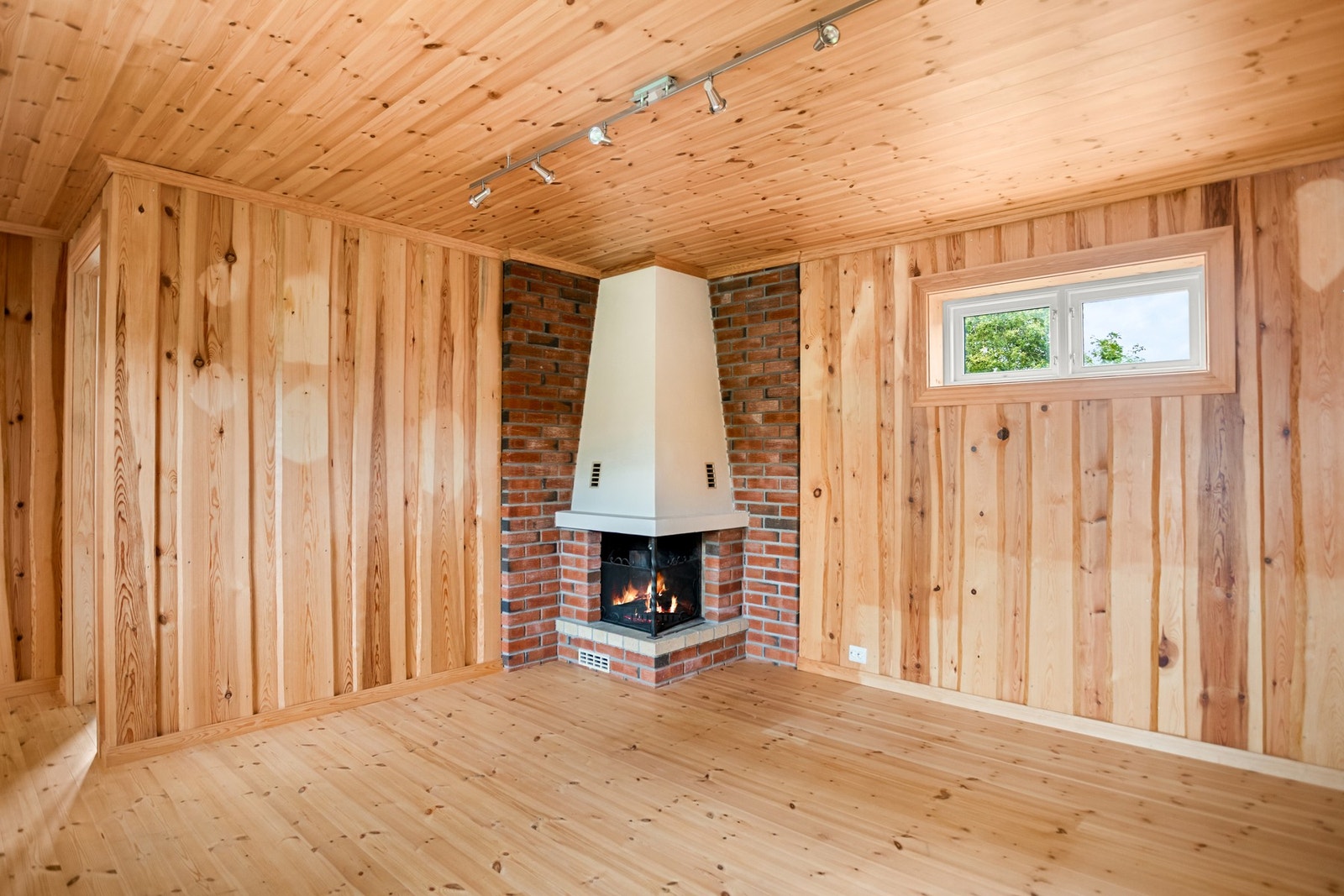 I 1. etasje er det to stuer. Her har man åpen peis for god hygge. Galleribilde