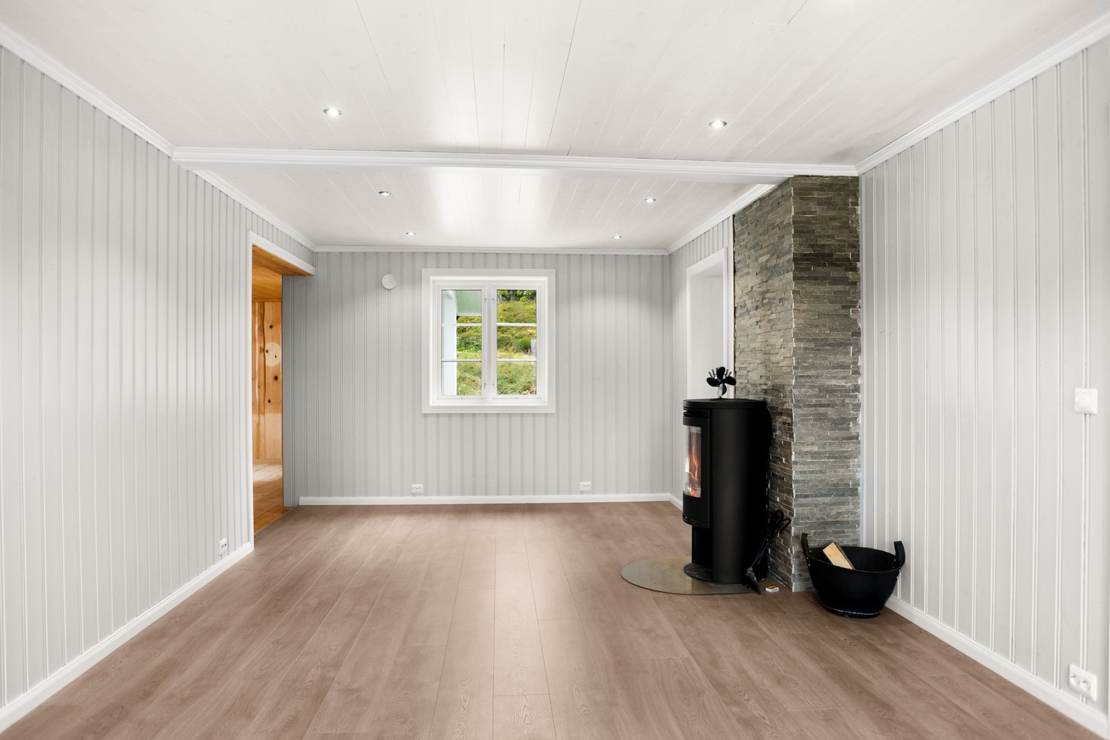 Romslig stue med god plass til sittemøblement. Galleribilde