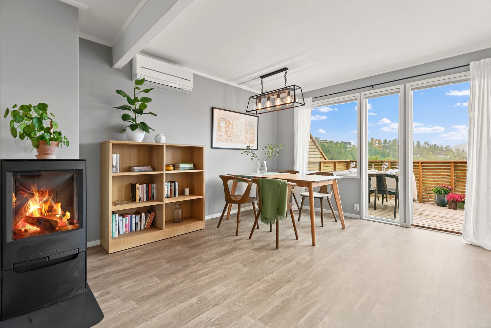 Stue med utgang til sydvestvendt balkong - nydelig utsikt og flotte solforhold. Galleribilde