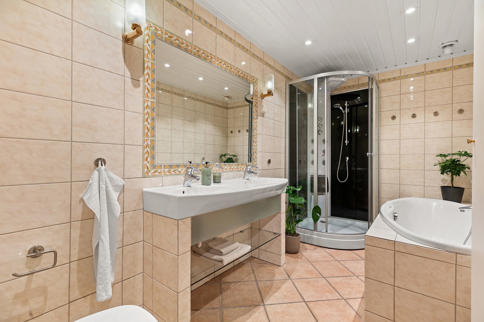 Familievennlig bad med både dusj og badekar. Galleribilde