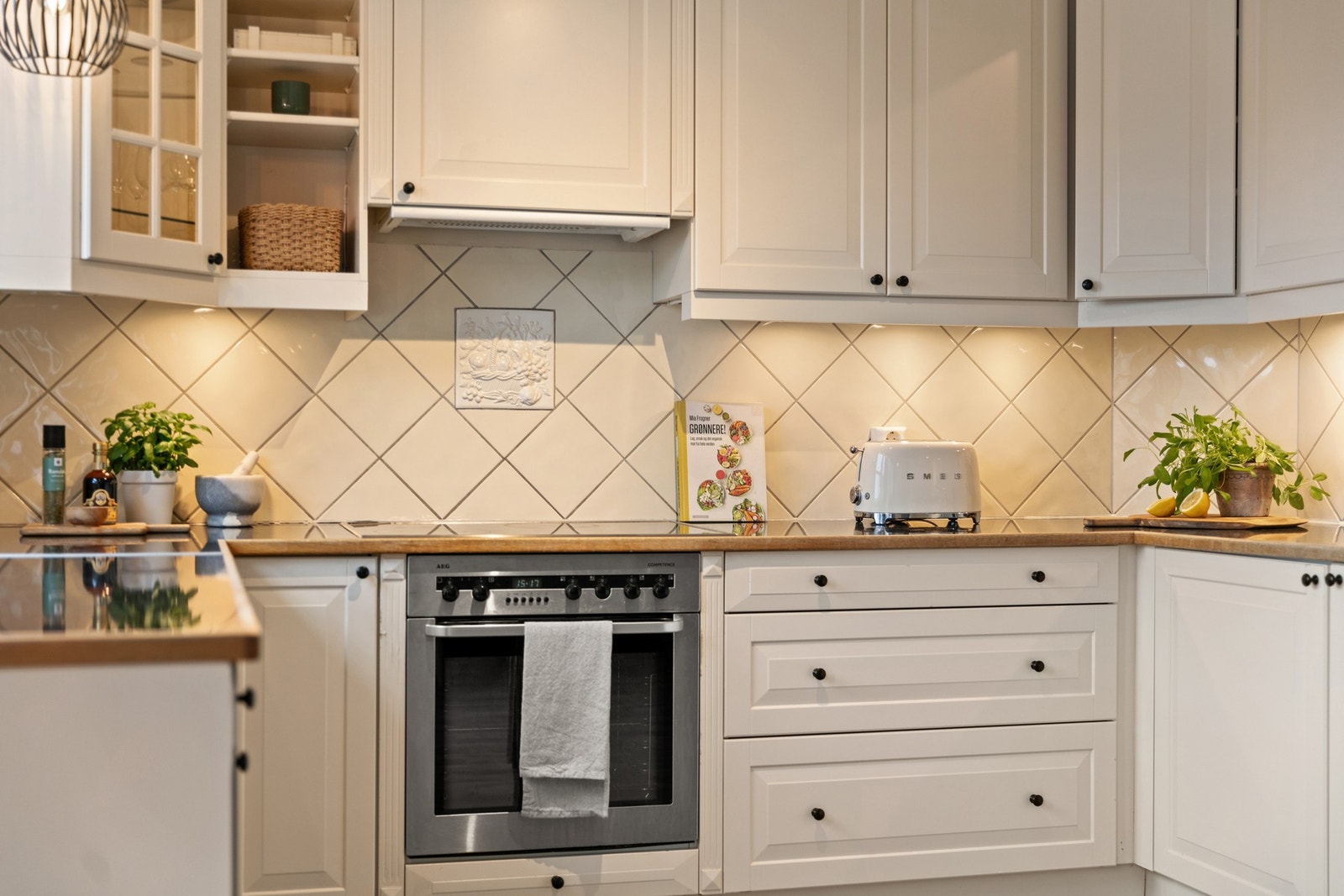 Godt med lagring i skuffer og overskap. Galleribilde