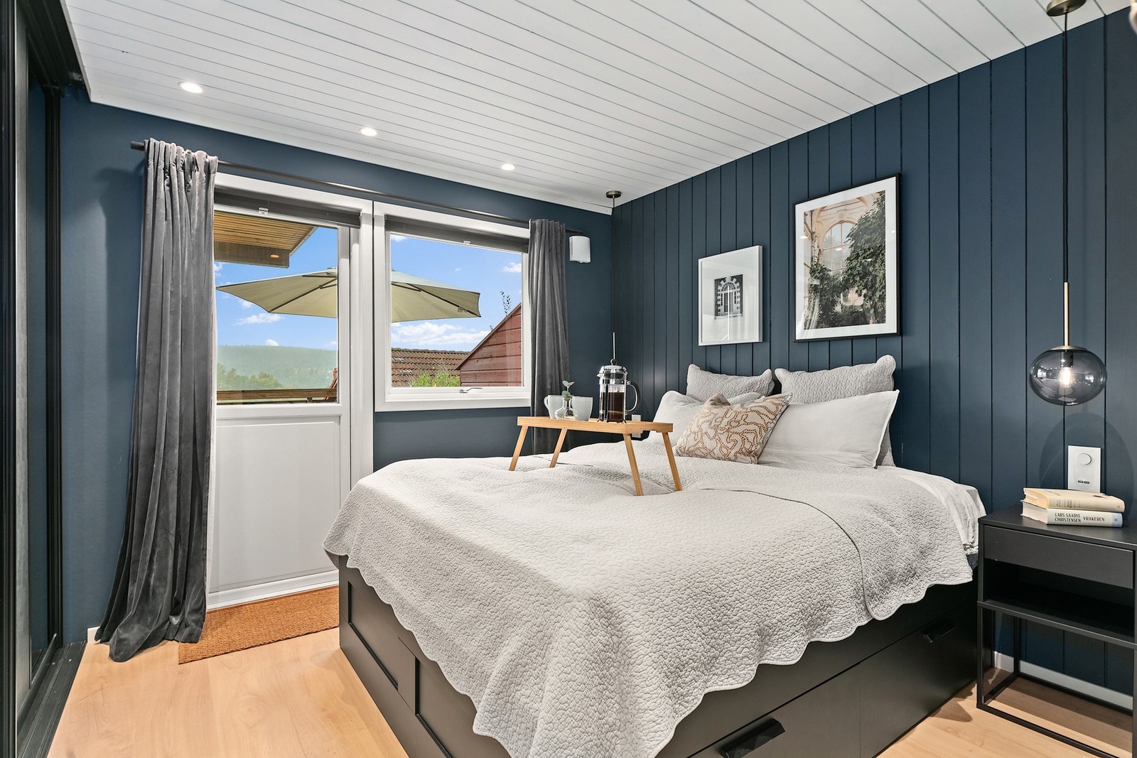 Romslig hovedsoverom med god størrelse og utgang til stor terrasse - perfekt som foreldresuite. Galleribilde