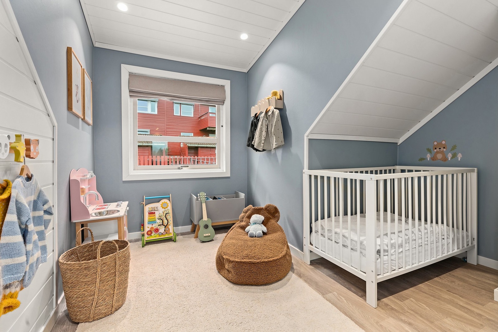 Hyggelig loftsrom - perfekt som barne- eller ungdomsrom. Galleribilde