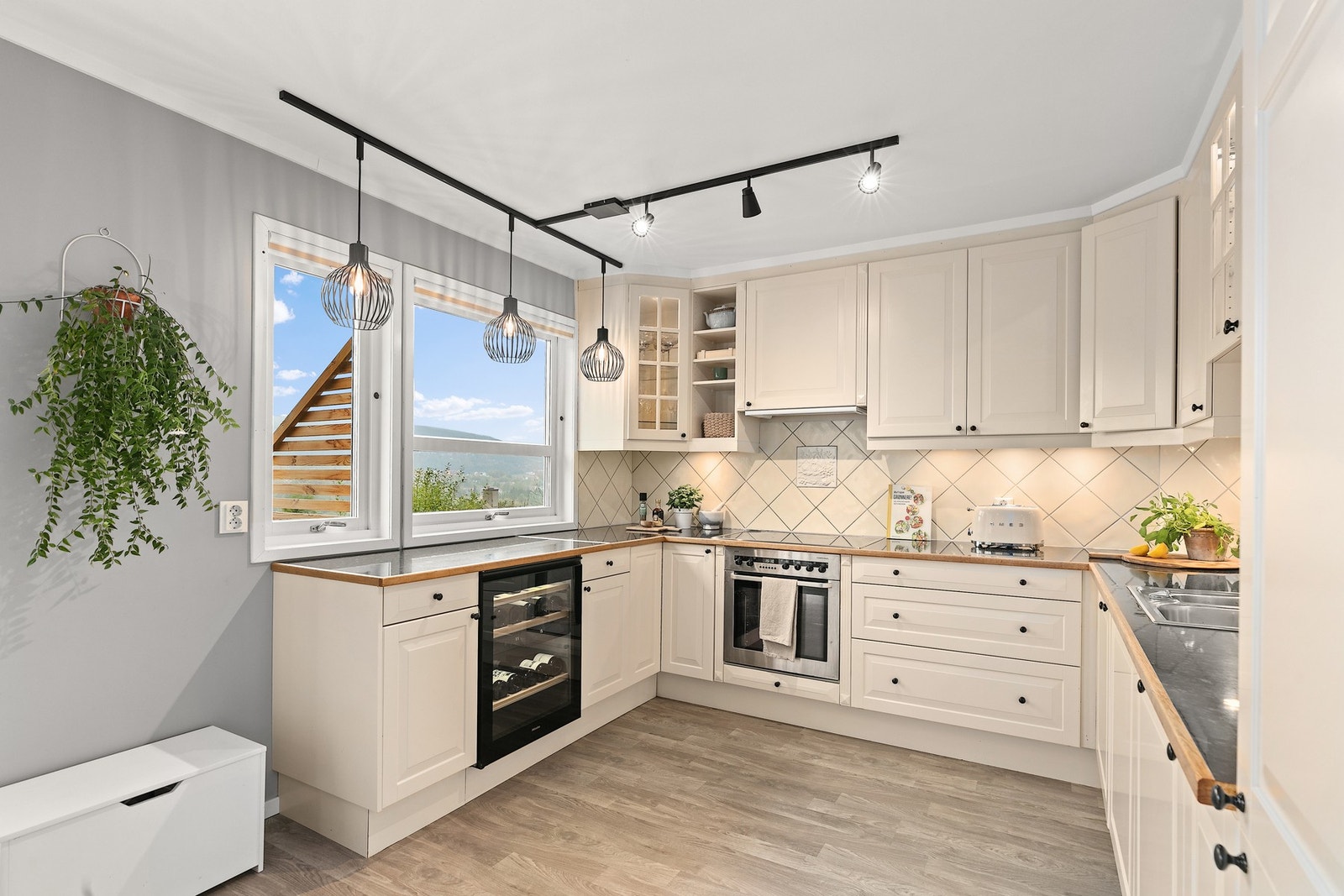 Funksjonelt kjøkken med integrerte hvitevarer og god arbeidsflate. Galleribilde