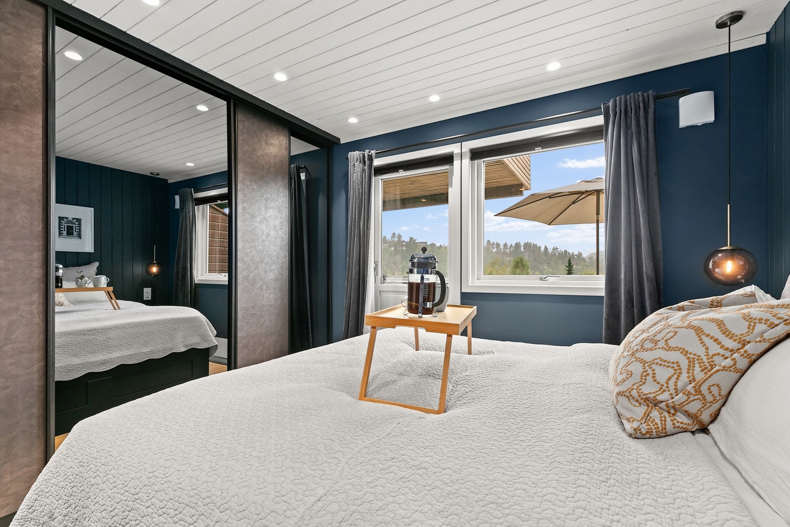 Hovedsoverom har praktisk utforming og godt med lagring i skyvedørsgarderobe. Galleribilde