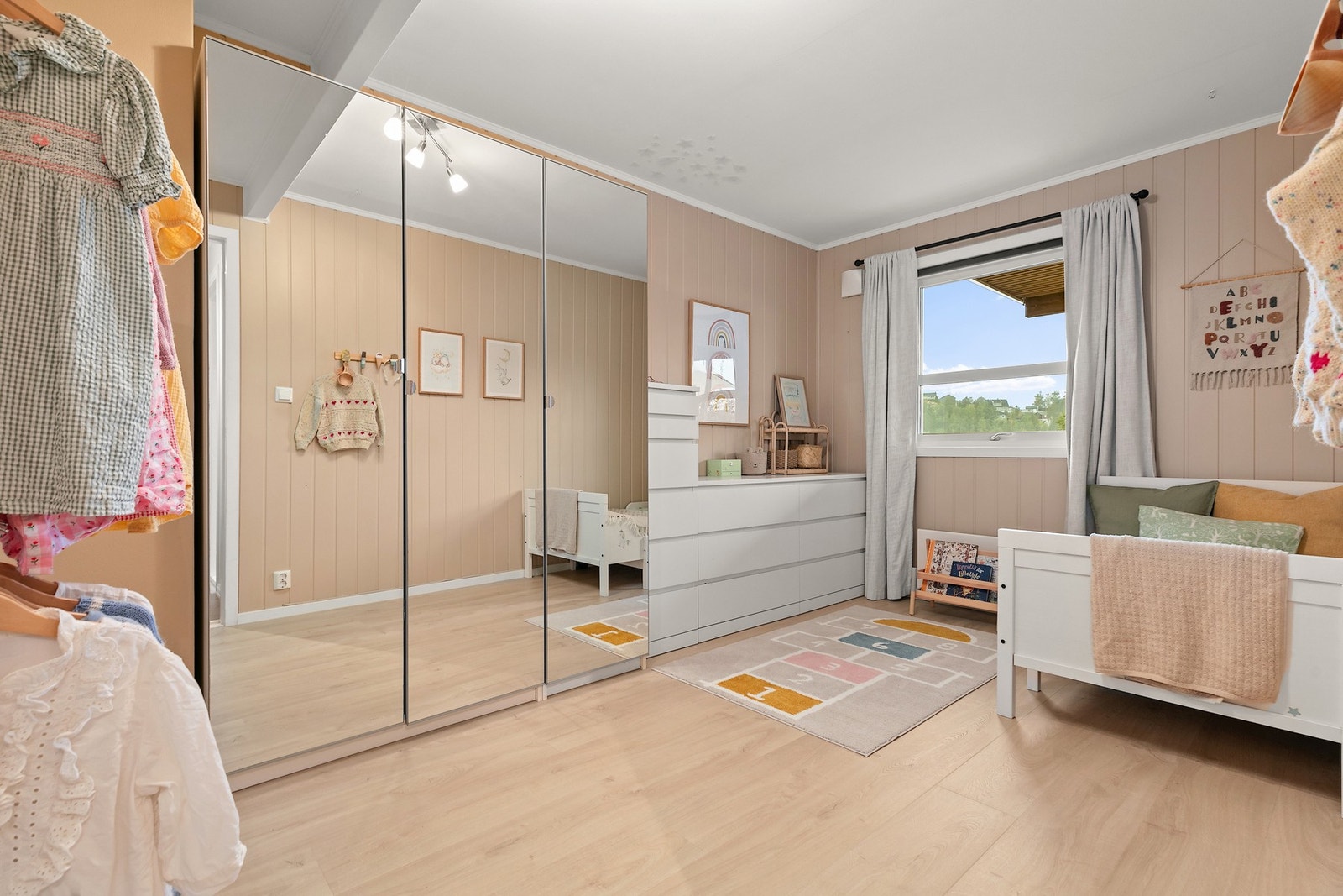 Trivelig barnerom med god plass til både lek og ekstra oppbevaring. Galleribilde