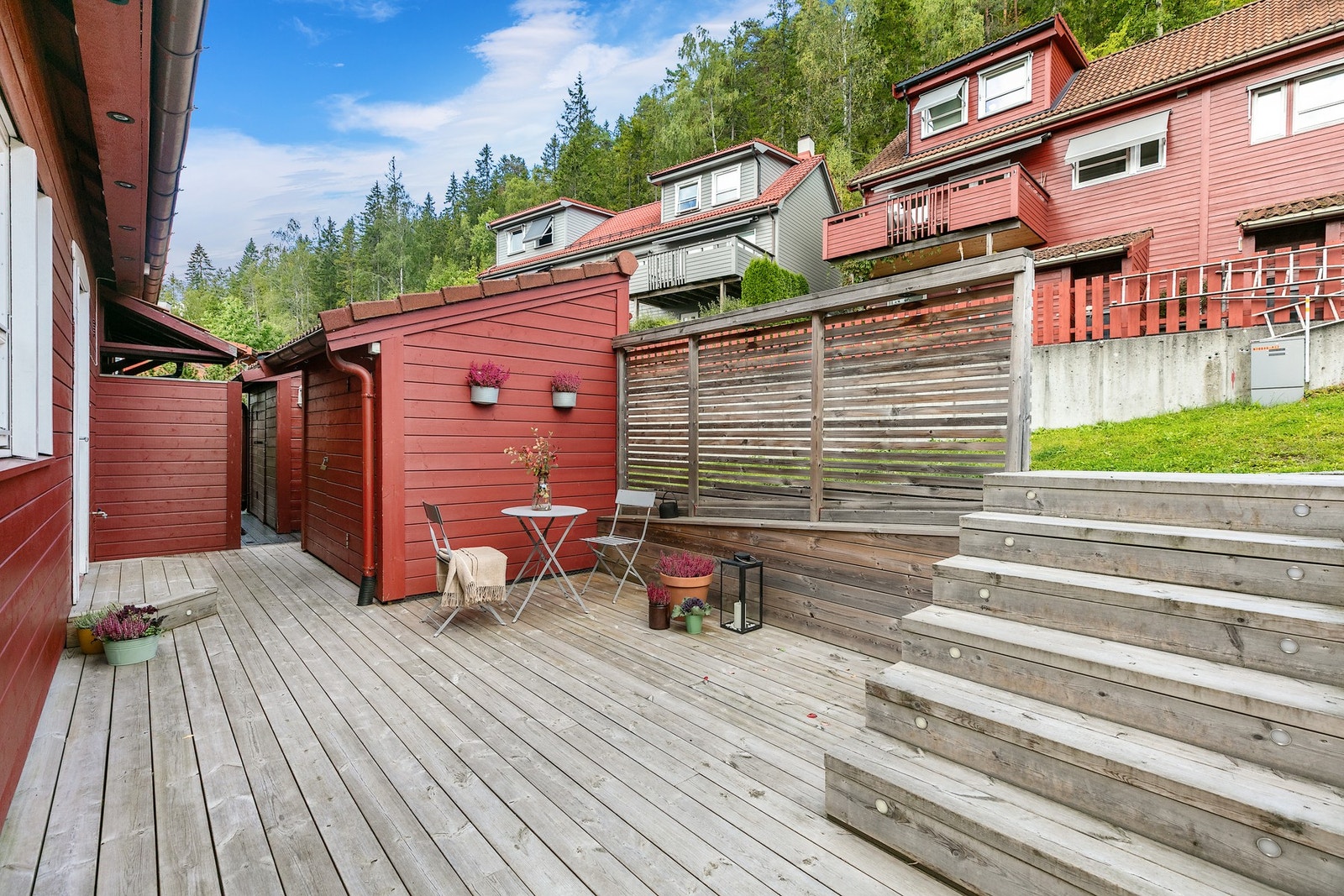 Hyggelig platting med morgensol i tilknytting inngangspartiet. Galleribilde