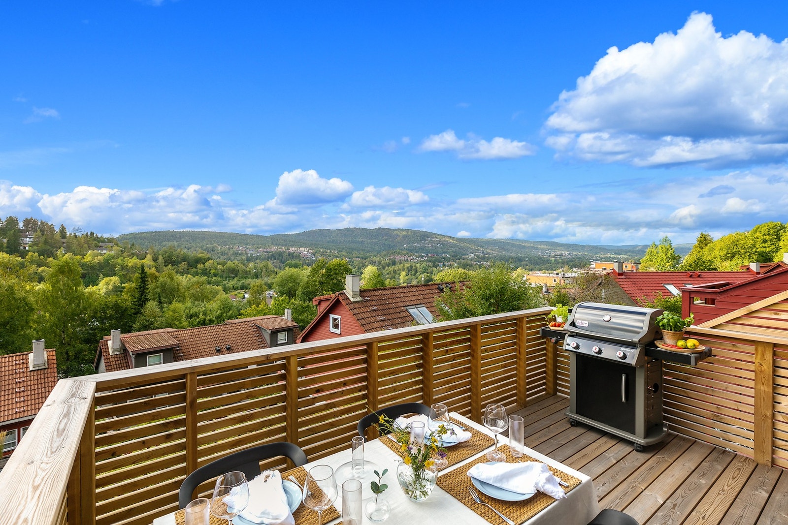 Balkongen fungerer som en naturlig forlengelse av stuen - med utsikt og meget gode solforhold. Galleribilde