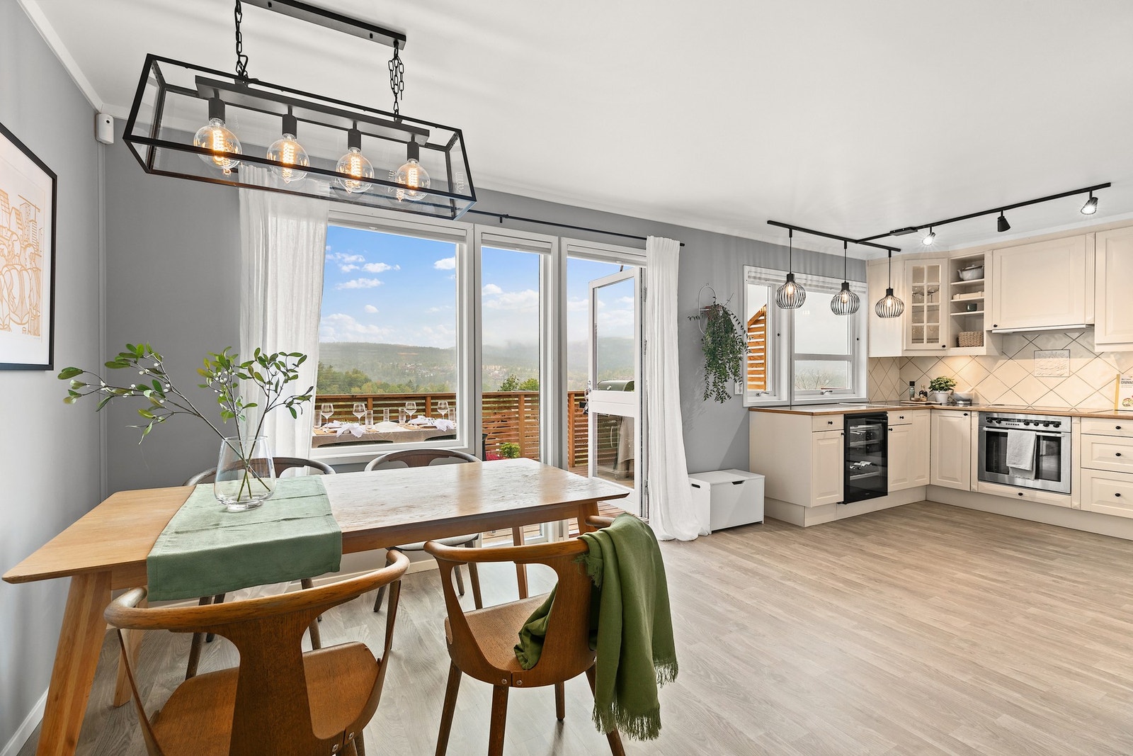 Åpen planløsning mellom stue og kjøkken - perfekt for familieliv og sosiale sammenkomster. Galleribilde