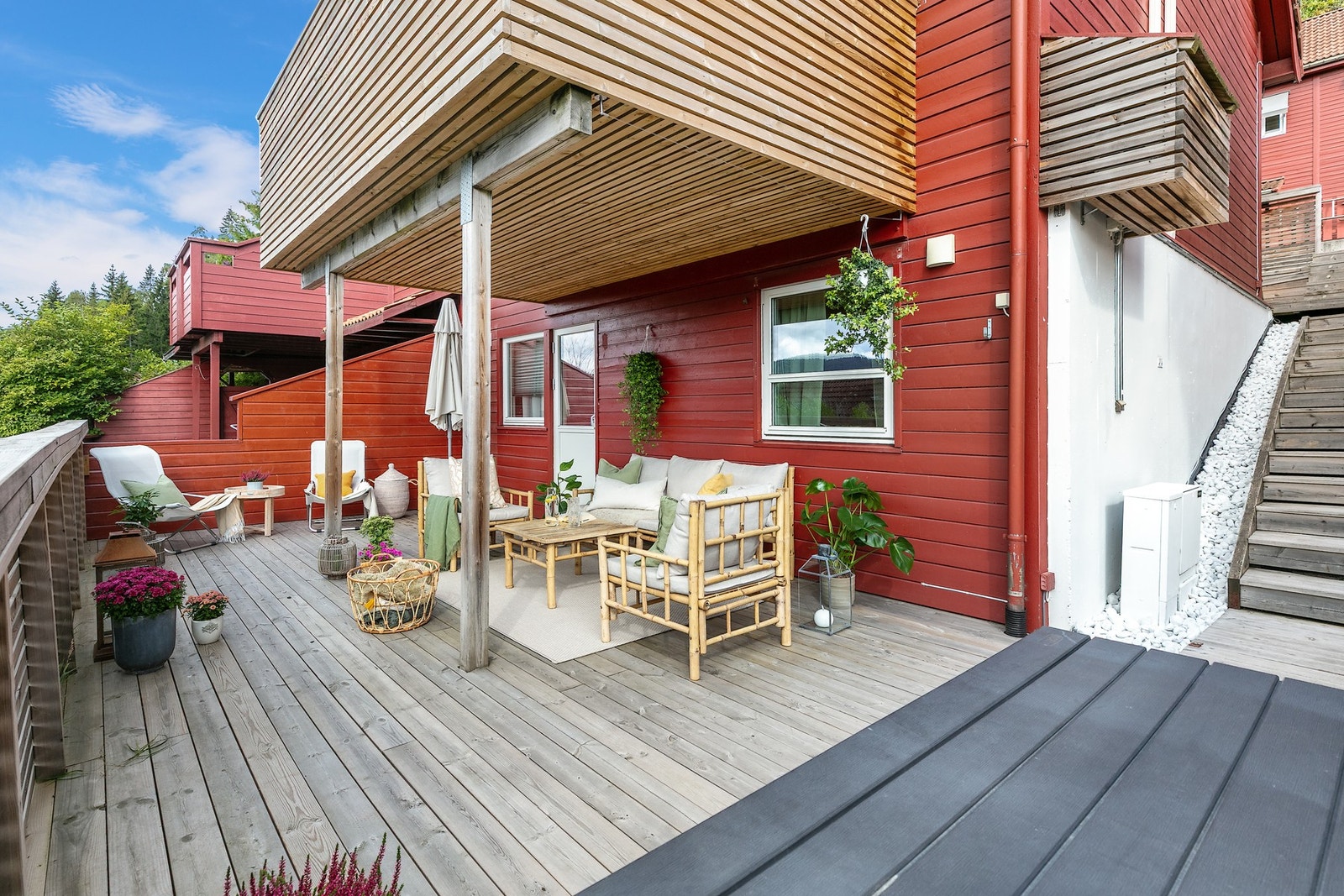 Et naturlig samlingspunkt - terrassen fungerer som en utvidelse av oppholdsrommene inne. Galleribilde