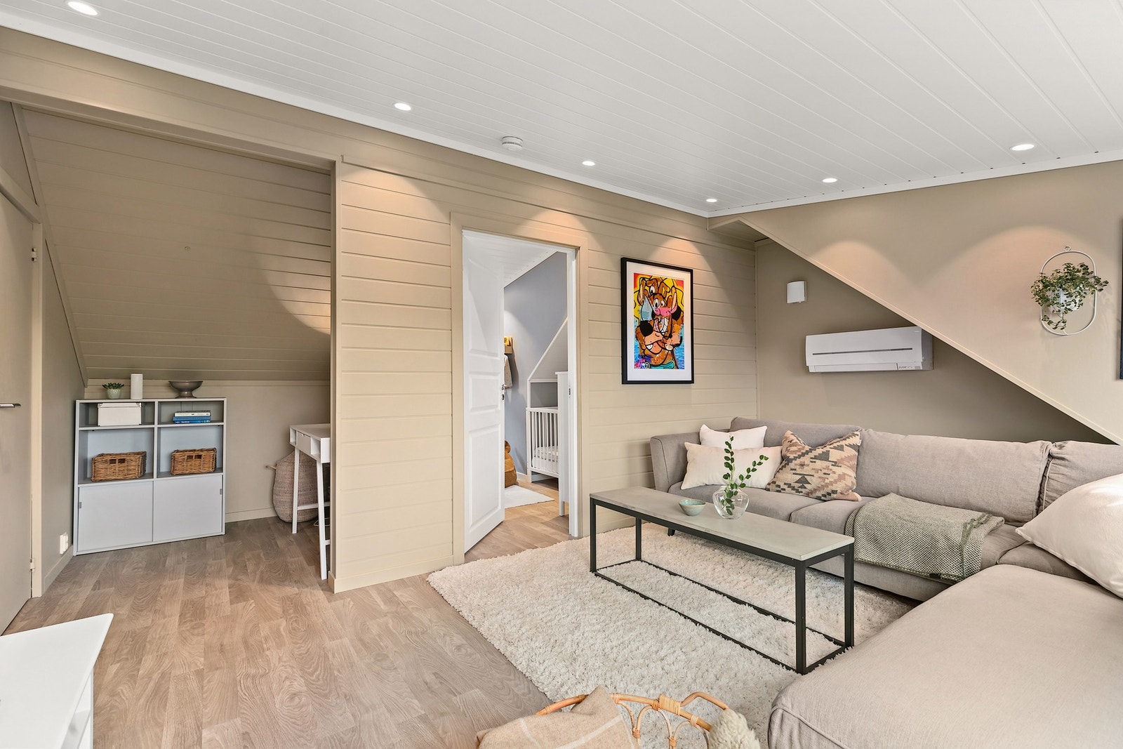 Praktisk hjørne for hjemmekontor - god plass til skrivepult i tilknytning til stuen. Galleribilde