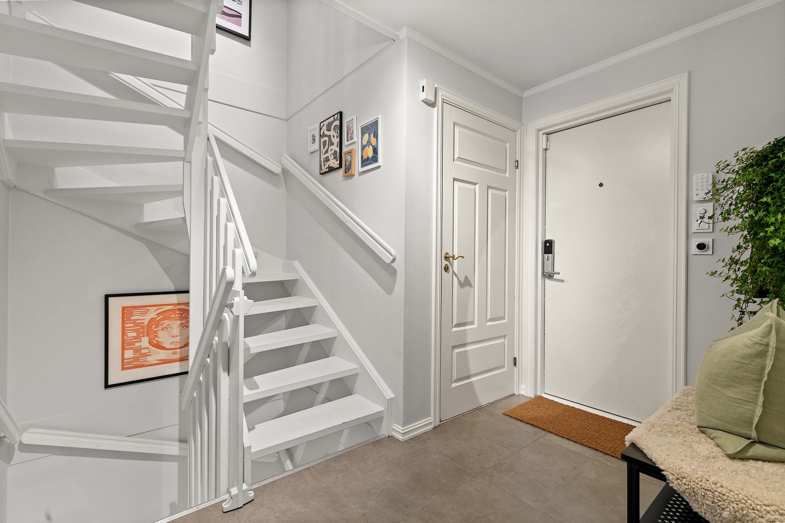 Lys gang med praktisk bod/garderobe - perfekt for sko, jakker og barnevogn. Galleribilde