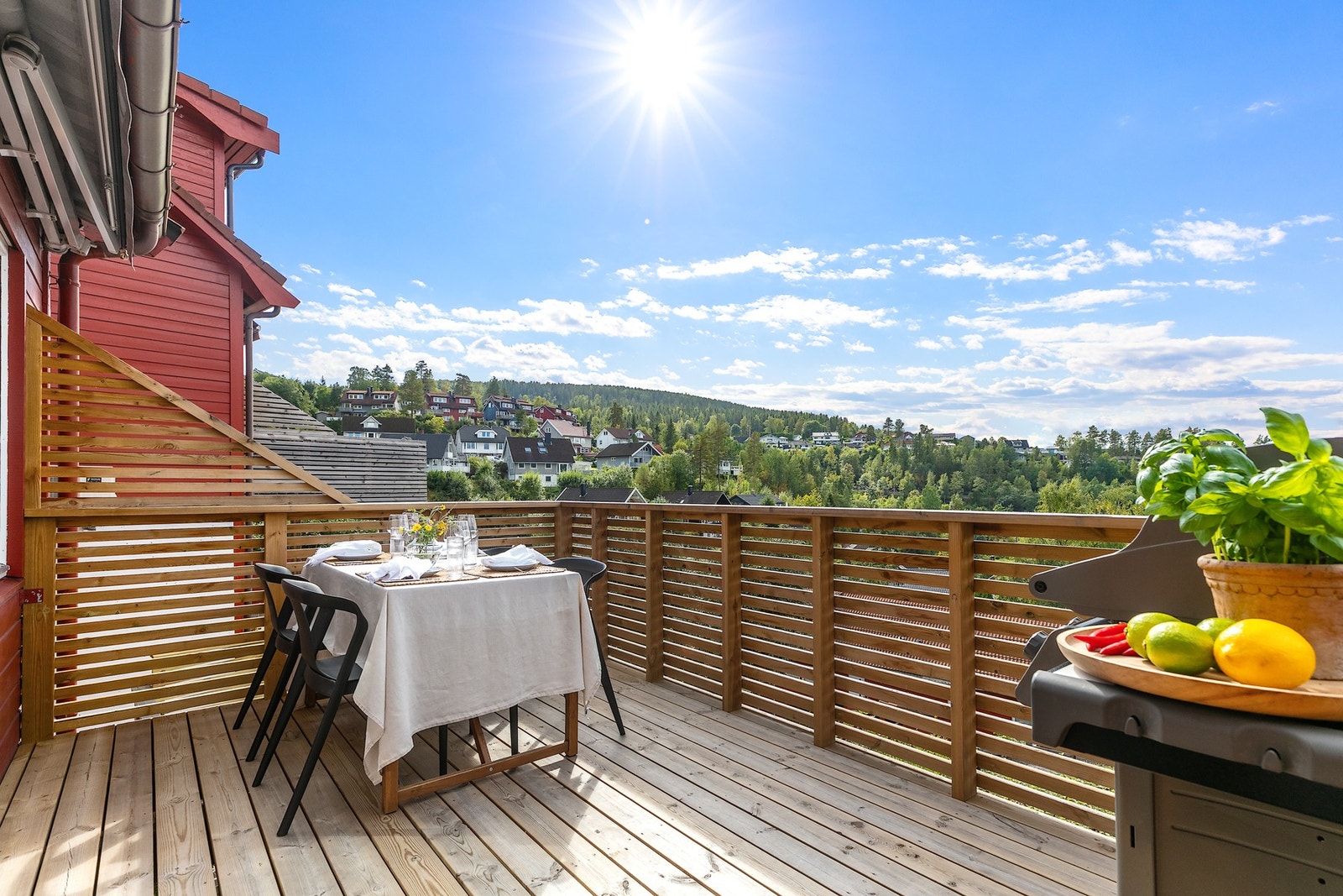 Sydvestvendt balkong med nydelig utsikt og sol fra tidlig ettermiddag til sen kveld. Galleribilde