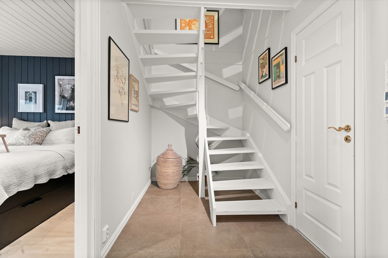 Praktisk gang i underetasjen binder bad, bod og soverom sammen. Galleribilde