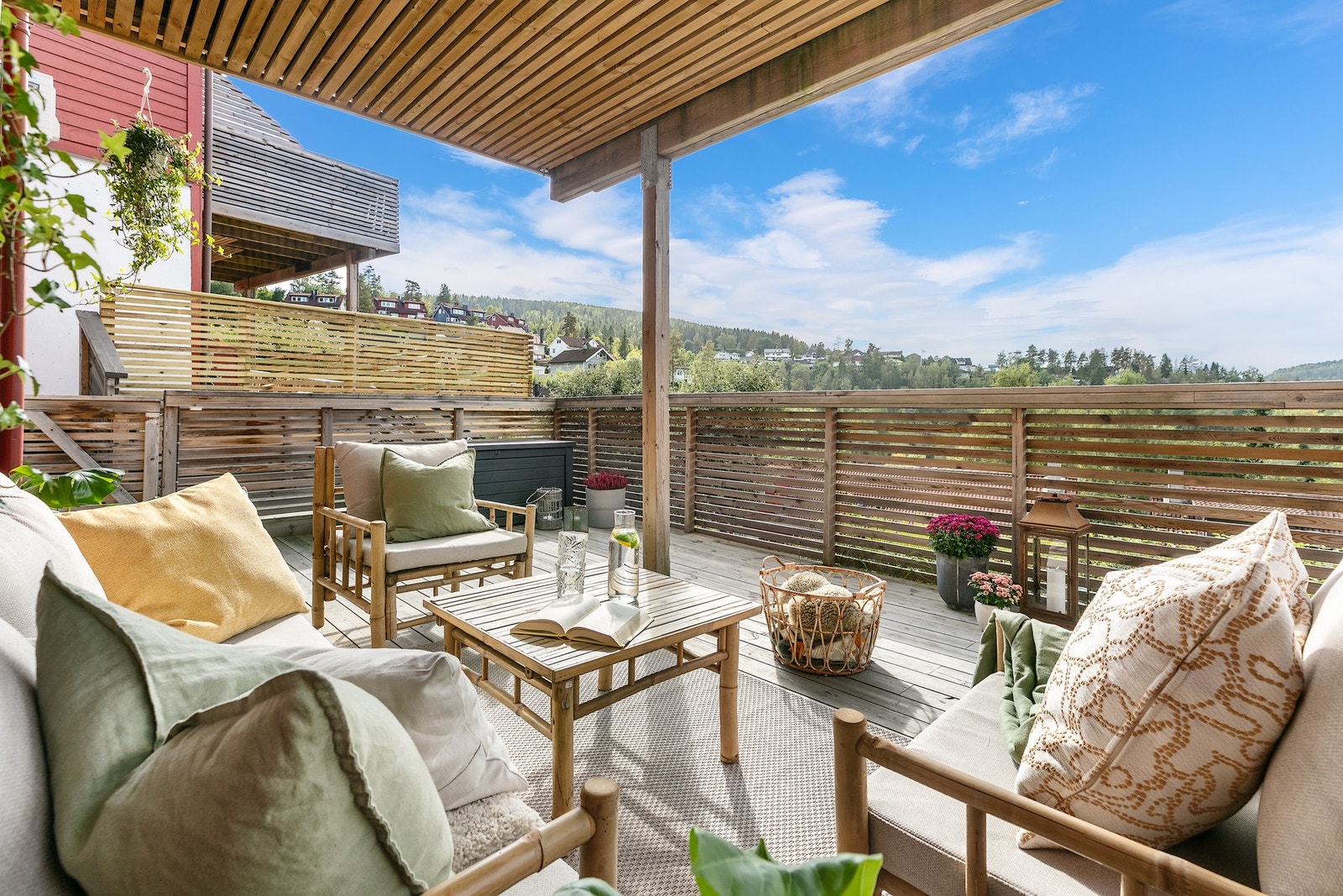 Stor sydvestvendt terrasse - perfekt for solrike dager og grilling. Galleribilde