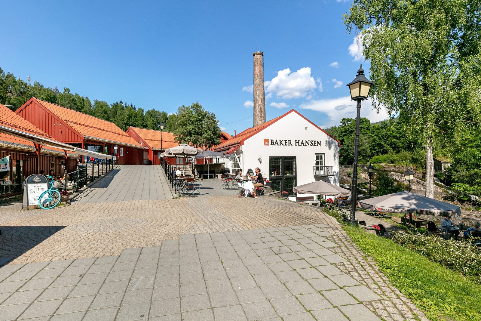 Sjarmerende Bærums Verk ligger få minutter unna med butikker, spisesteder og kulturtilbud. Galleribilde