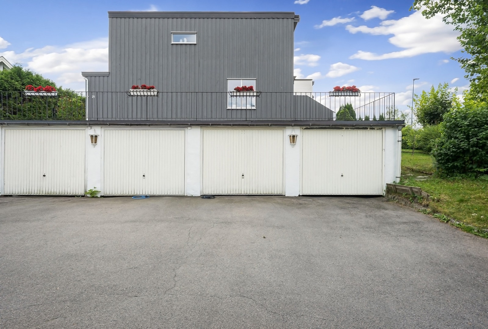 Garasje med elbillader + 2 parkerings plasser Galleribilde