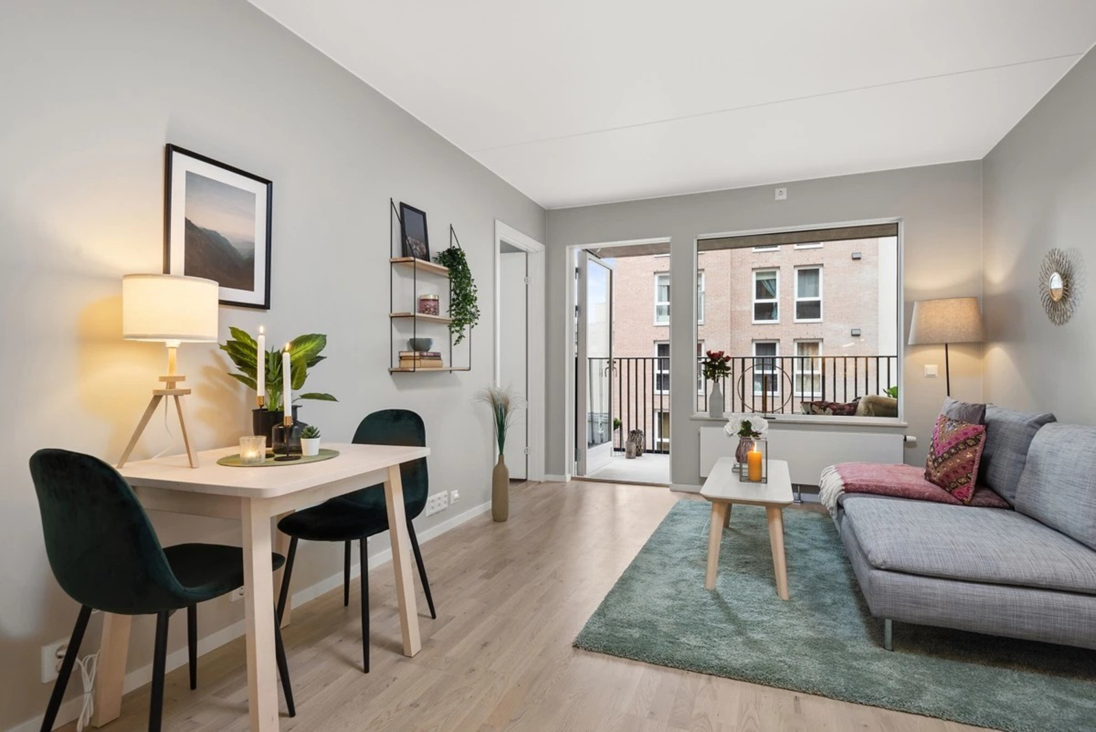 I tilknytning til kjøkkenet er det naturlig plass til en hyggelig spisegruppe. Galleribilde