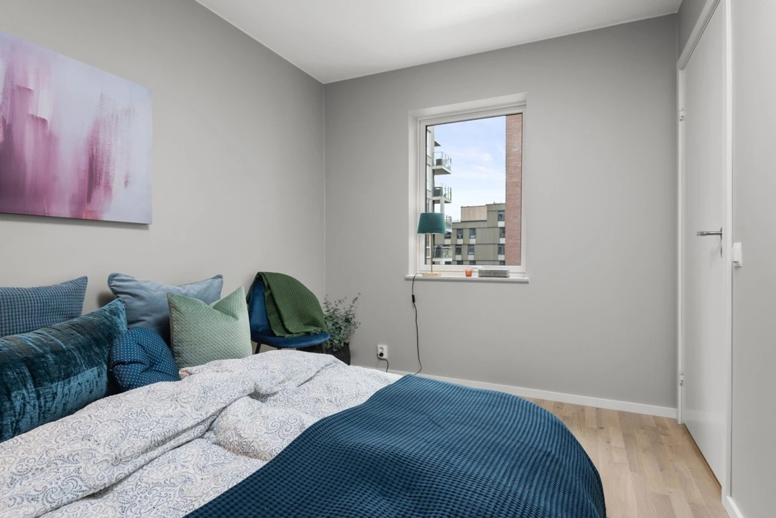 Soverommet har god plass til dobbeltseng og garderobeløsning. Galleribilde