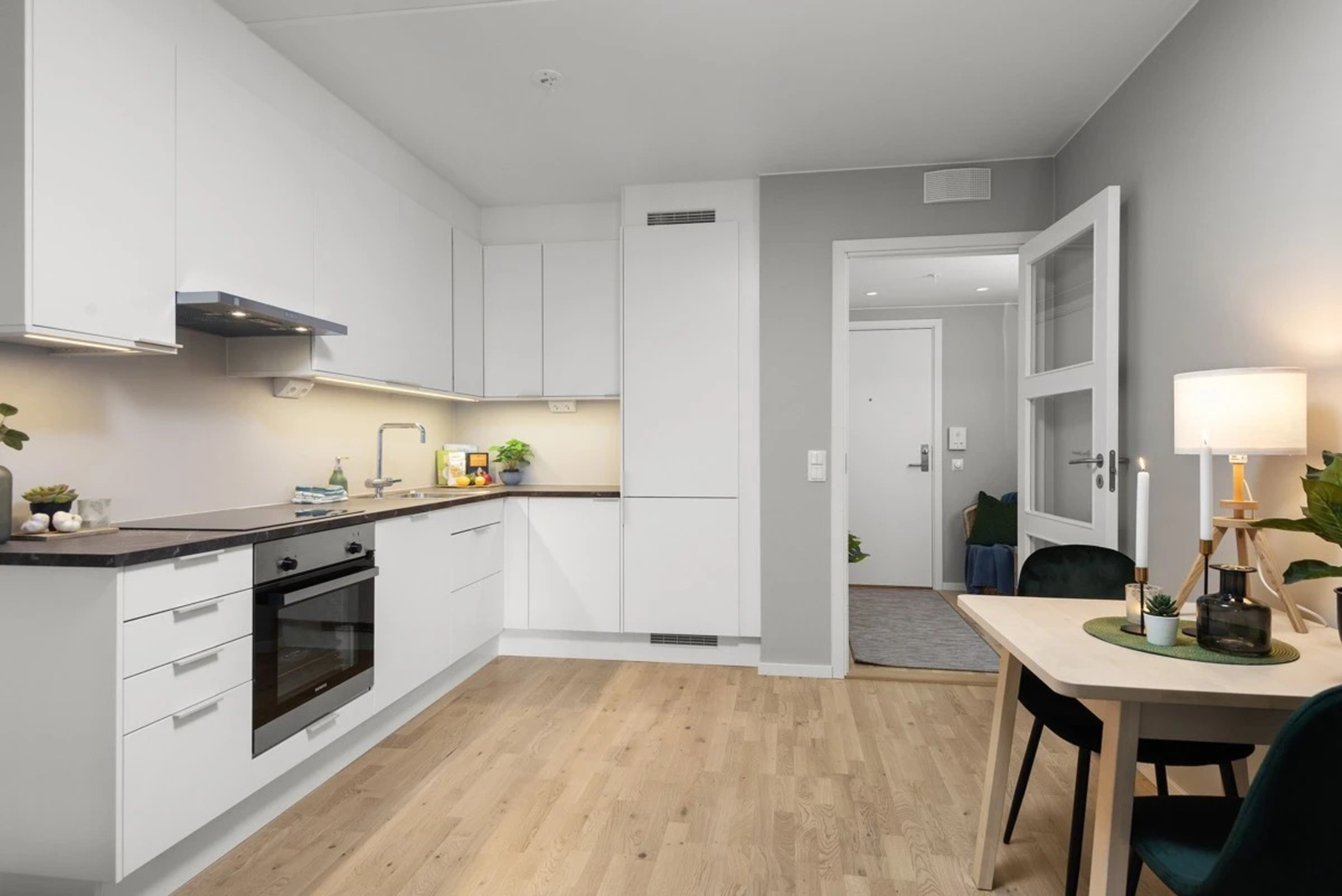 Leiligheten byr på et romslig og innbydende inngangsparti. Galleribilde