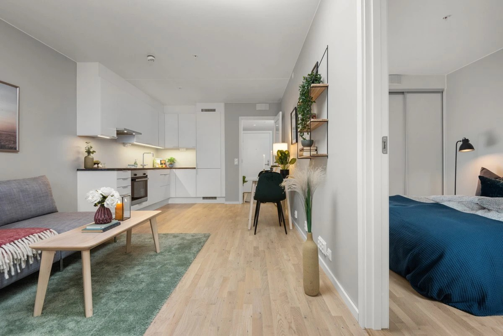 Kjøkkenet ligger i åpen løsning med stuen. Galleribilde