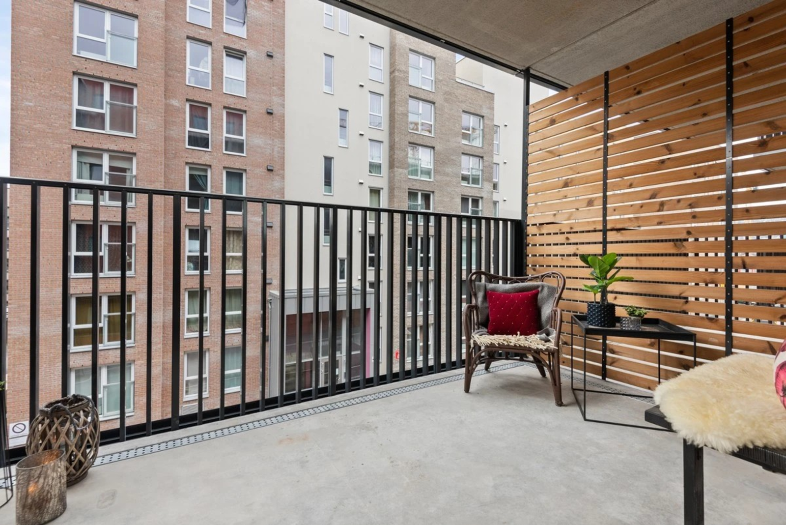 Balkongen er av god størrelse og har plass til fine utemøbler. Galleribilde