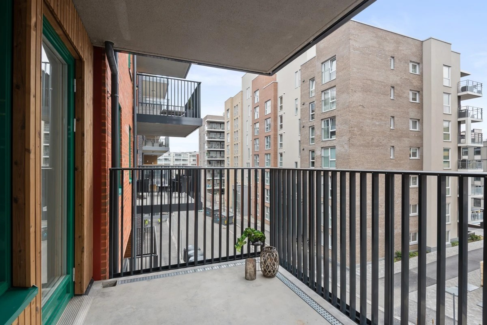 Leiligheten får godt lysinnslipp gjennom de store vindusflatene. Galleribilde