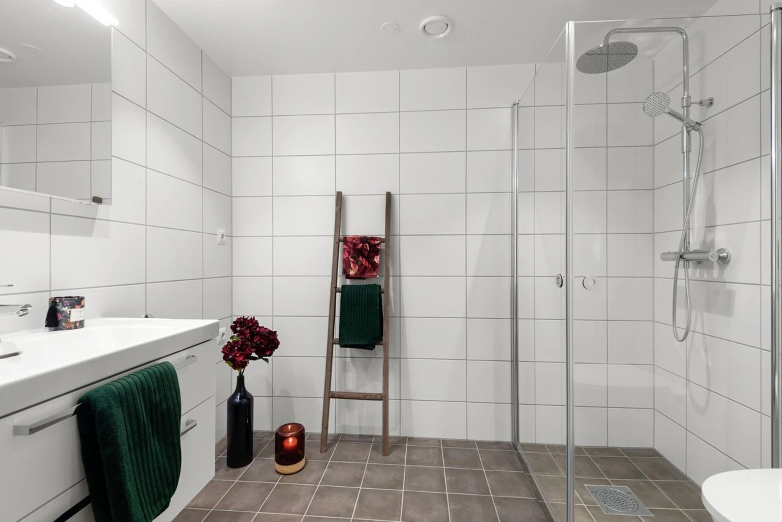 Baderommet holder god standard fra byggeår. Galleribilde